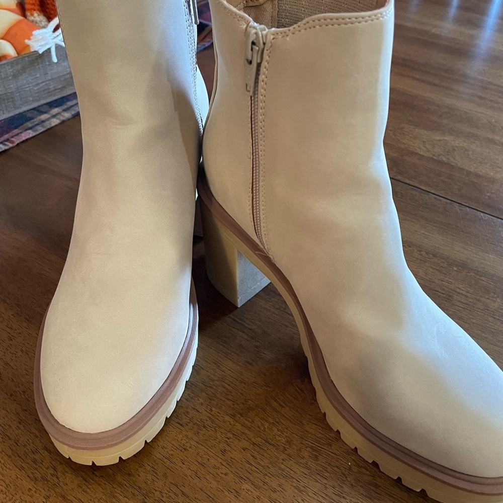 DV by Dolce Vita Very Light Tan Chunky Heeled Boots - Picture 2 of 16